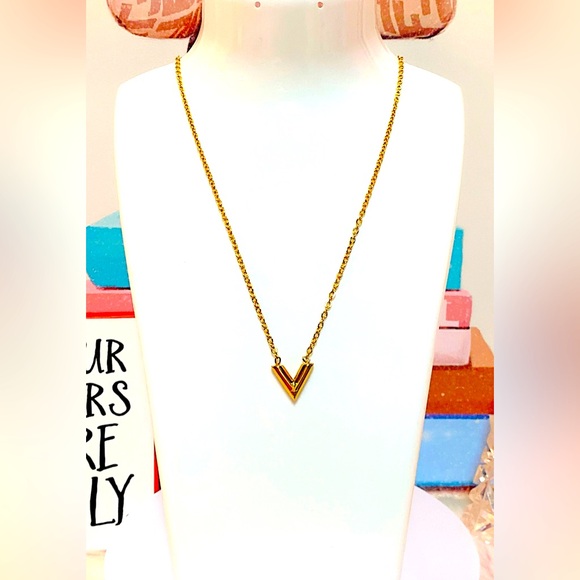 LOUIS VUITTON Necklace Essential V Gold Plated Italy - Picture 1 of 7